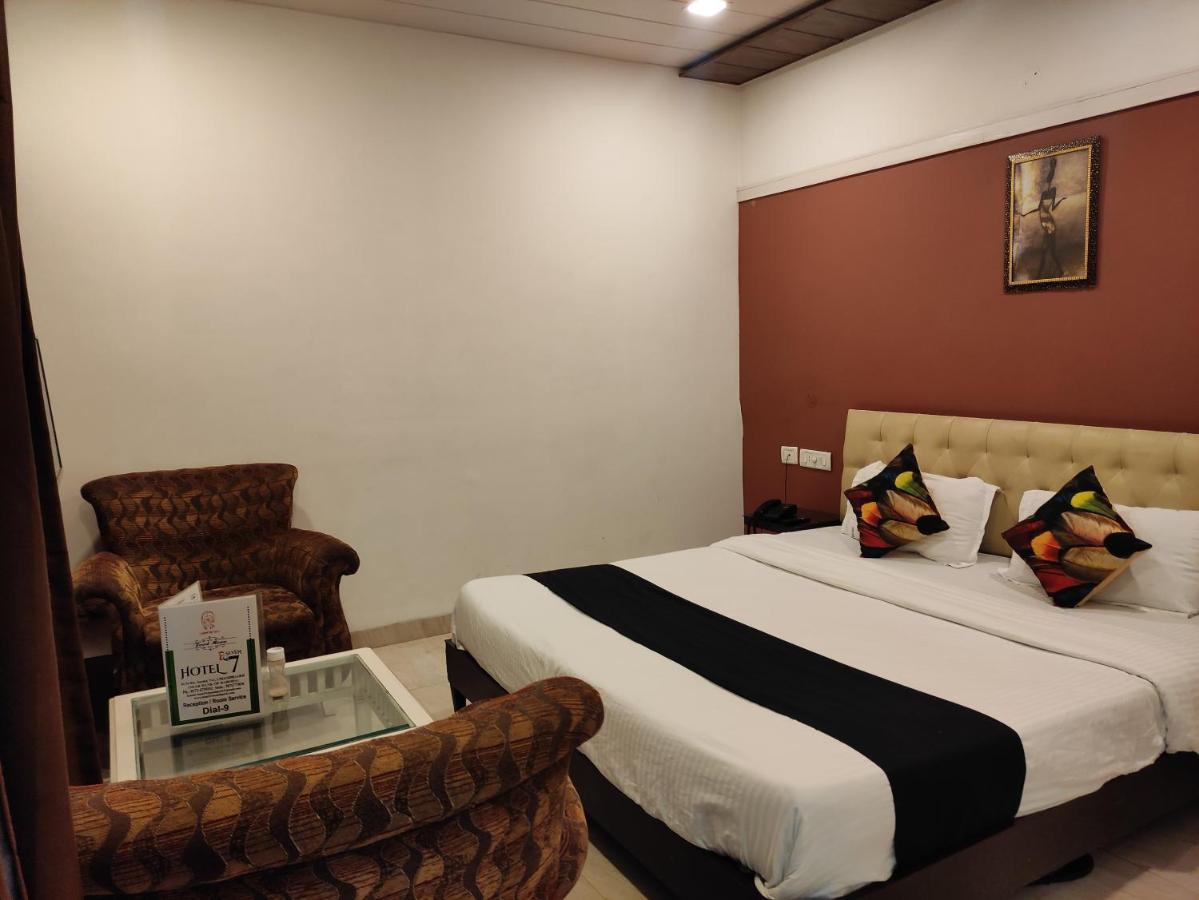 Hotel Seven- Center Of City Chandīgarh Exterior foto